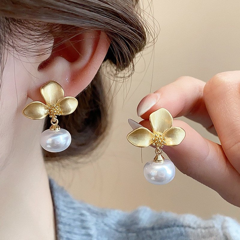 Elegant Vintage Gold Metal Flower Petal Earrings High End Pearl Jewelry for Women Accessories Gifts